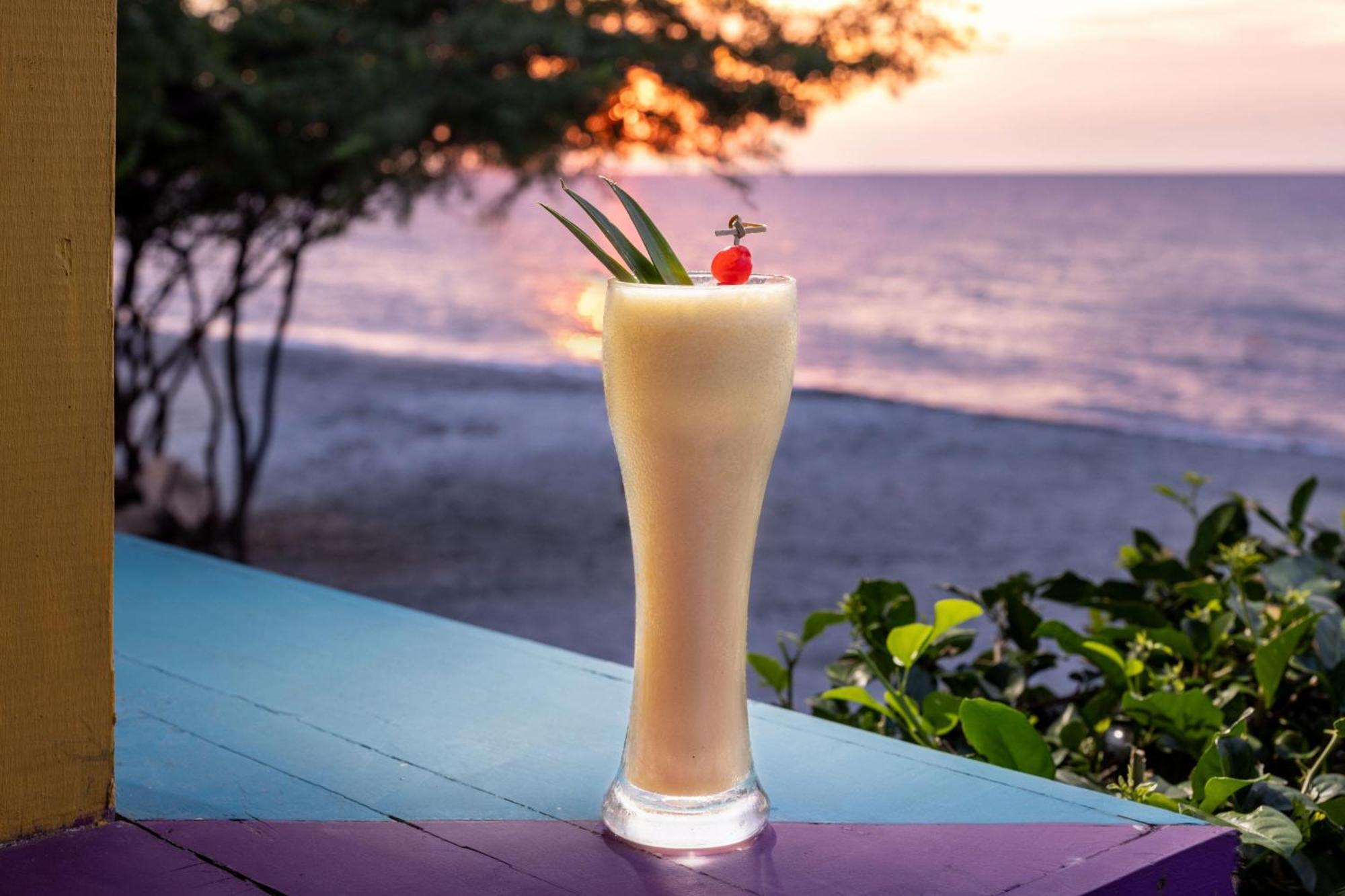Santa Marta Marriott Resort Playa Dormida Extérieur photo A piña colada