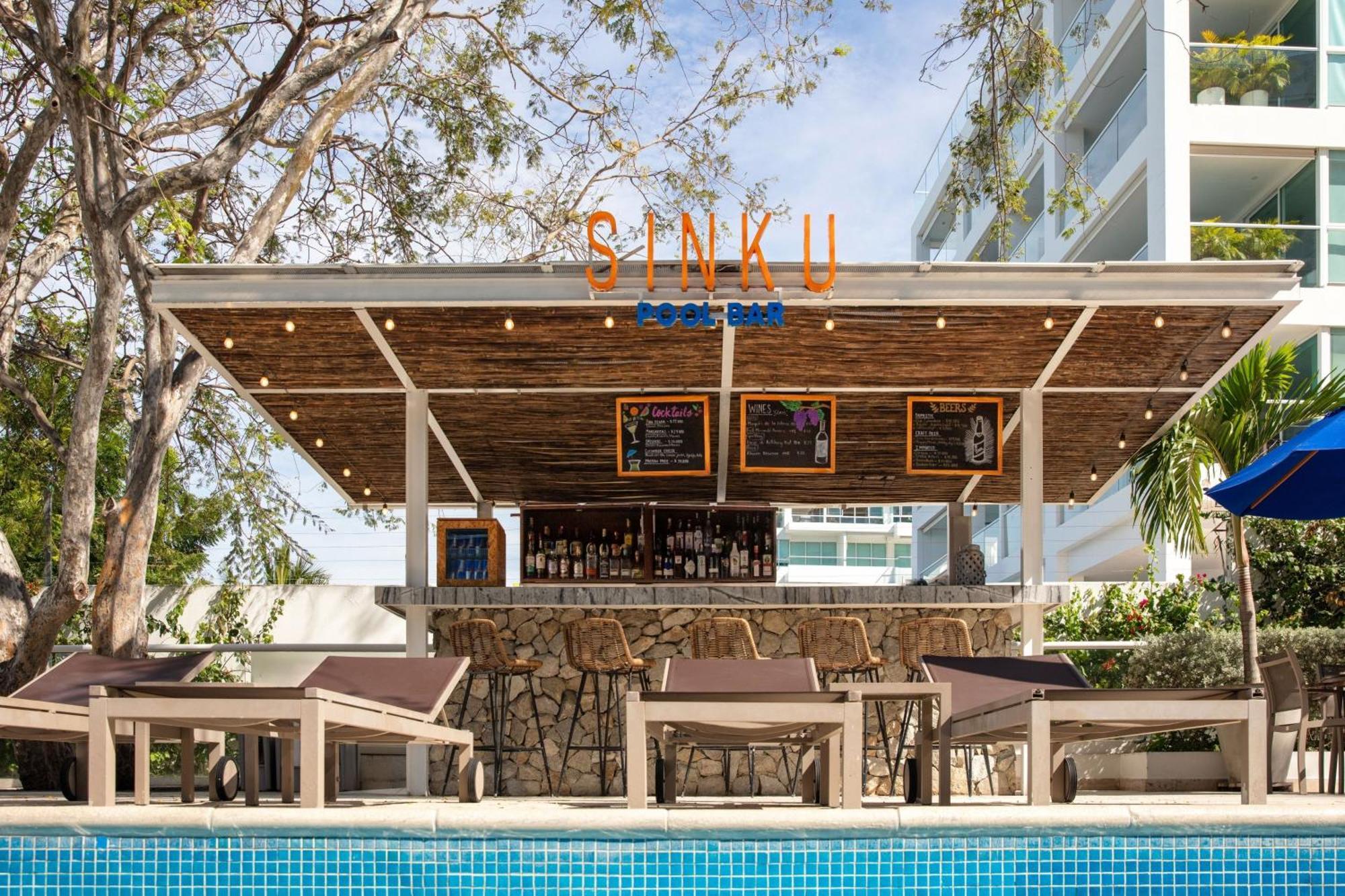 Santa Marta Marriott Resort Playa Dormida Extérieur photo The pool bar at the hotel