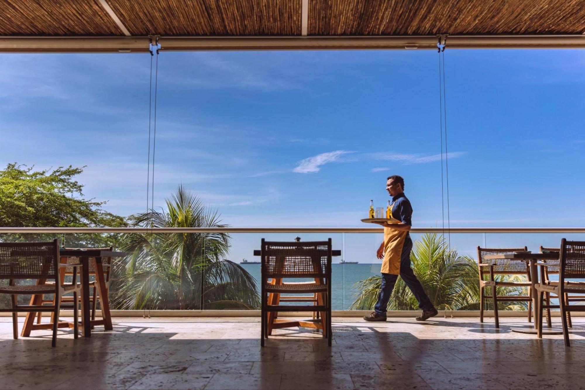 Santa Marta Marriott Resort Playa Dormida Extérieur photo A waiter at work