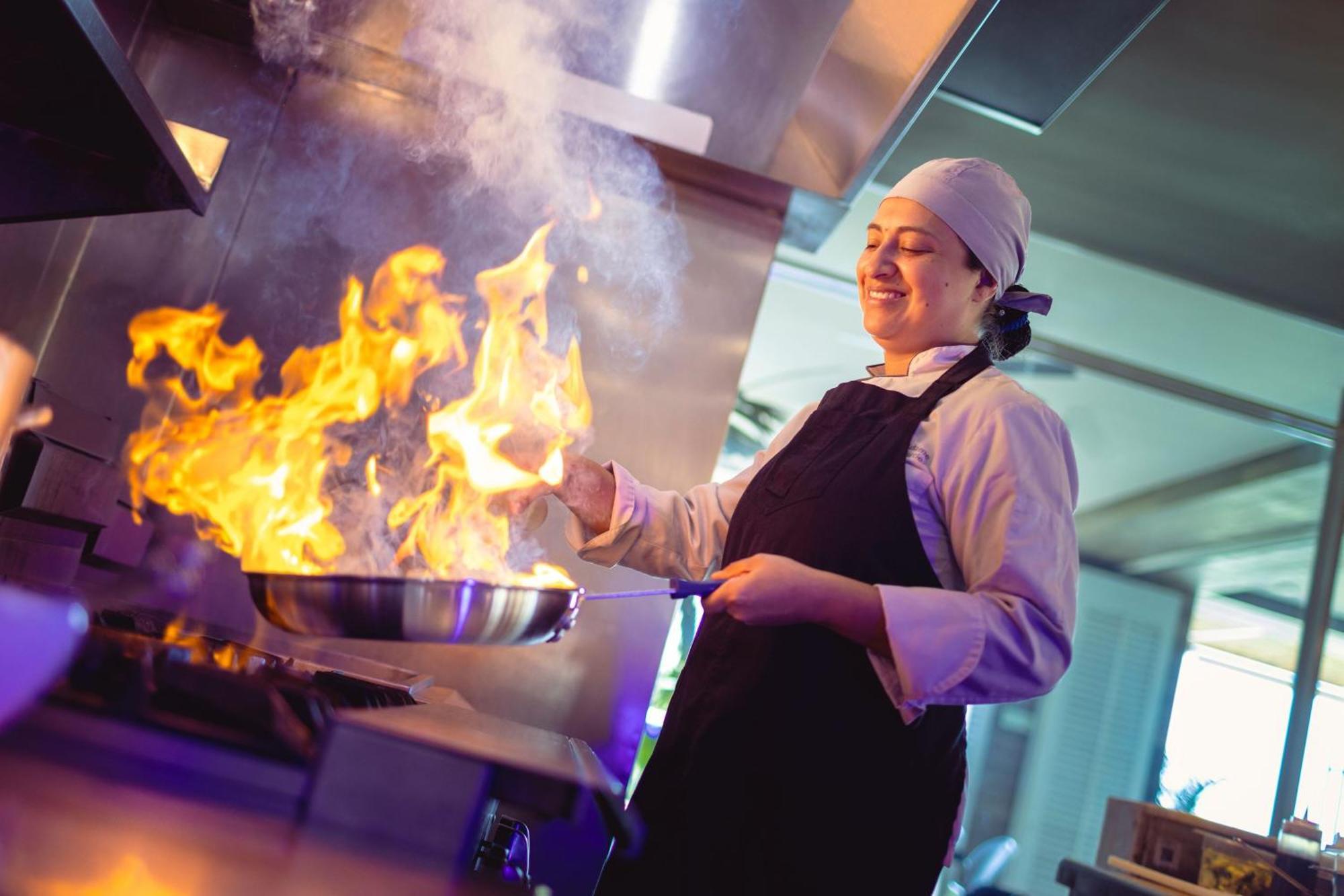 Santa Marta Marriott Resort Playa Dormida Extérieur photo A chef cooking with a flaming skillet