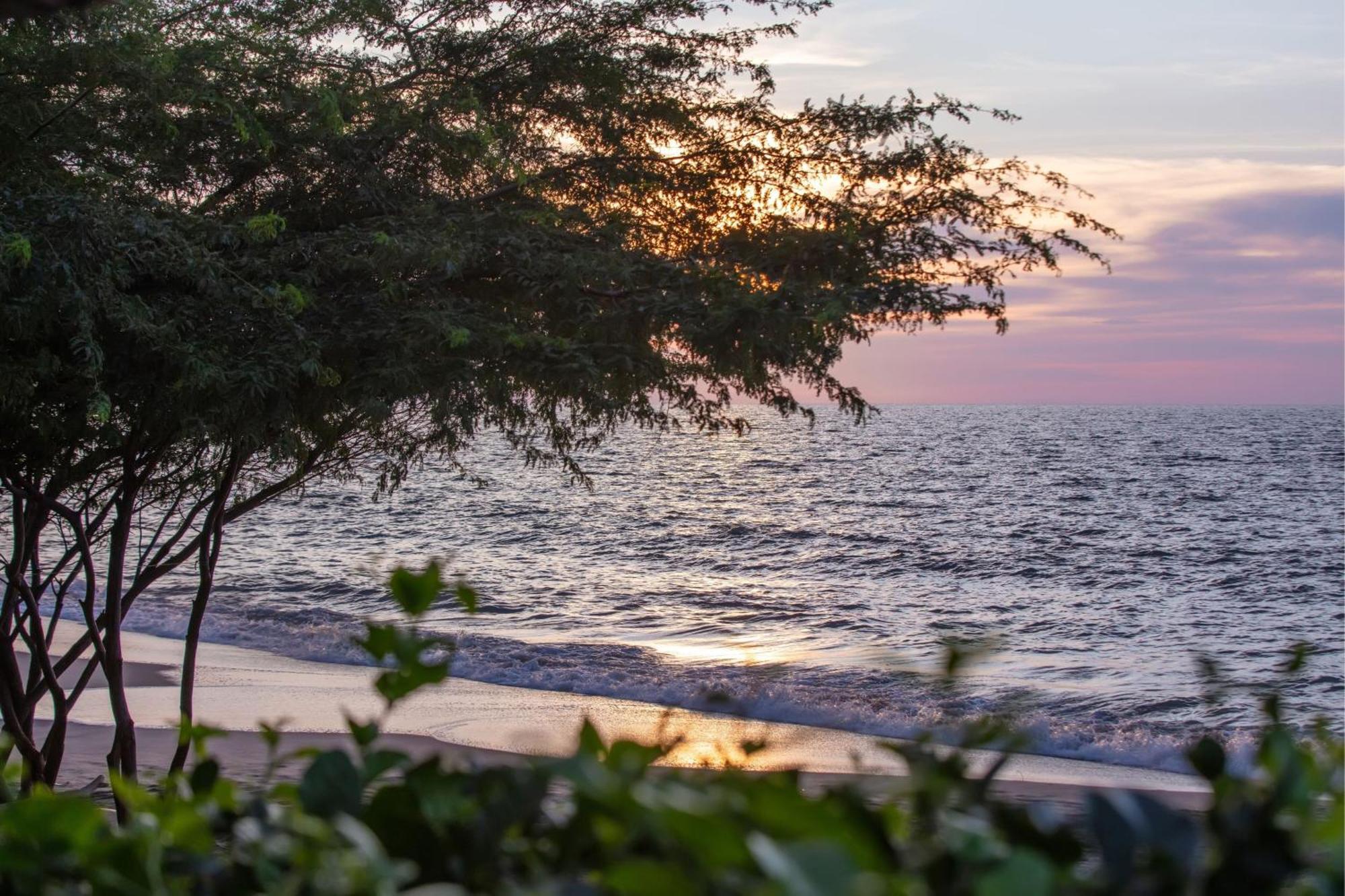 Santa Marta Marriott Resort Playa Dormida Extérieur photo Sunset at the beach