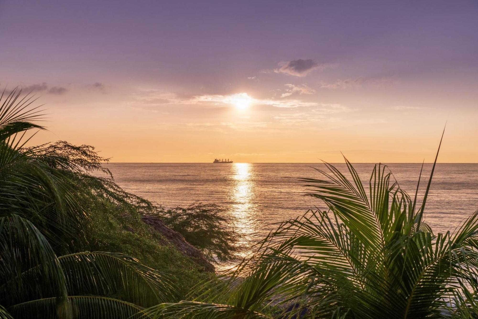 Santa Marta Marriott Resort Playa Dormida Extérieur photo Sunset at the beach