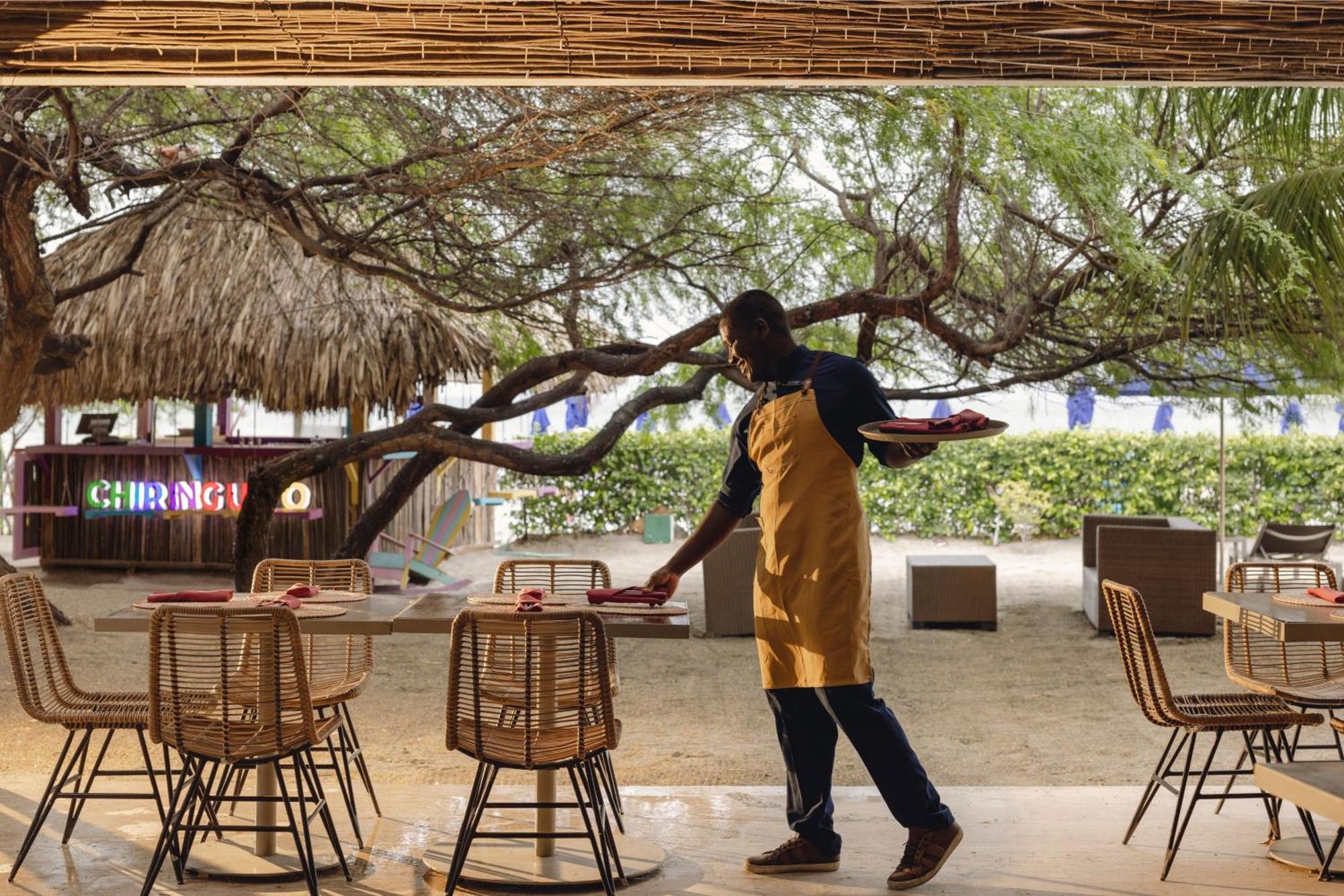Santa Marta Marriott Resort Playa Dormida Extérieur photo A waiter clearing a table